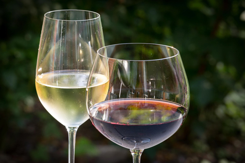 水晶酒杯与玻璃酒杯有什么区别？