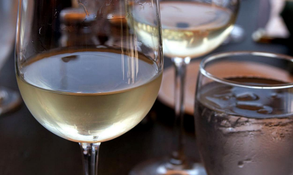 白葡萄酒可以喝雪碧一起喝吗？