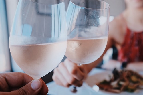 桃红葡萄酒的原料是什么？