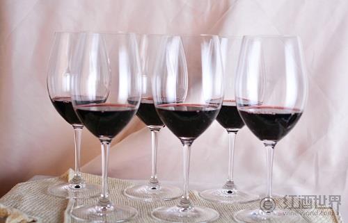 红白葡萄酒分别适合在哪些场合饮用？